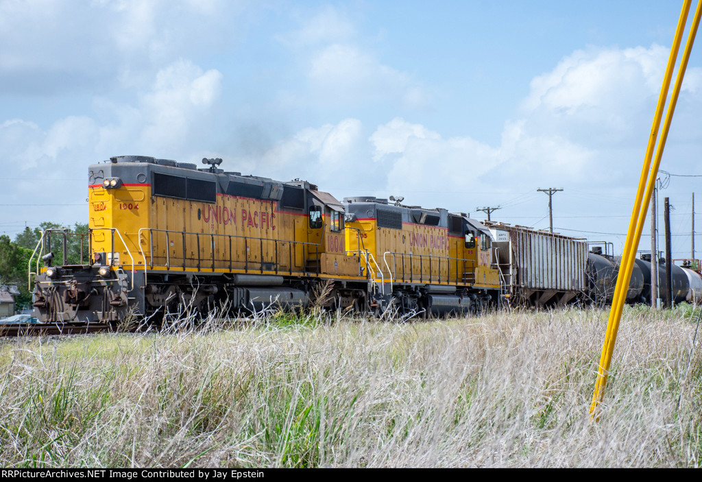 Two UP Units work the small yard in Sinton 